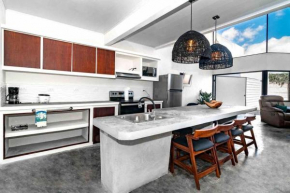 Private pool & rooftop patio Hot tub, AC, WI-FI
